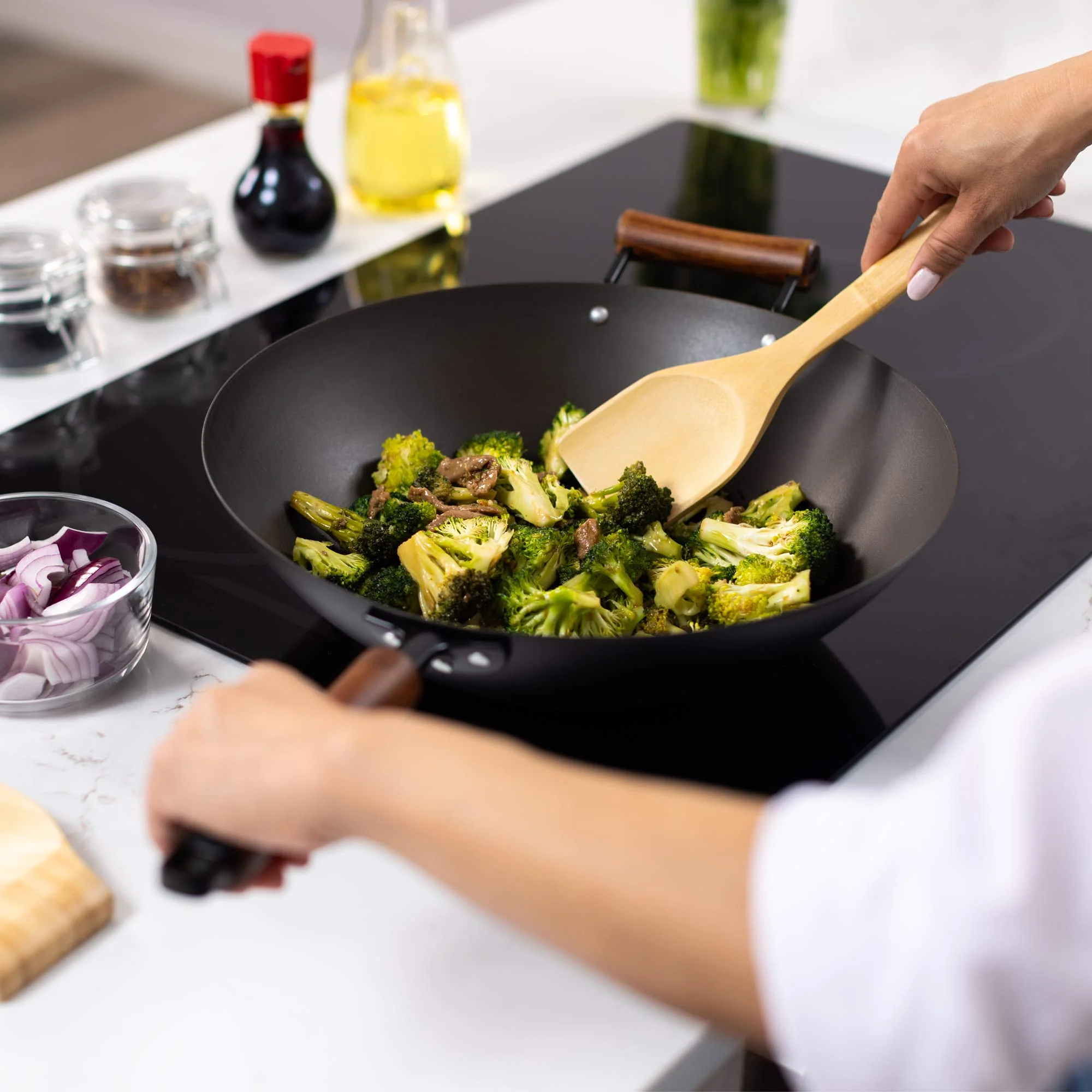 Classic Series 14-Inch Carbon Steel Preseasoned Wok - Image 3
